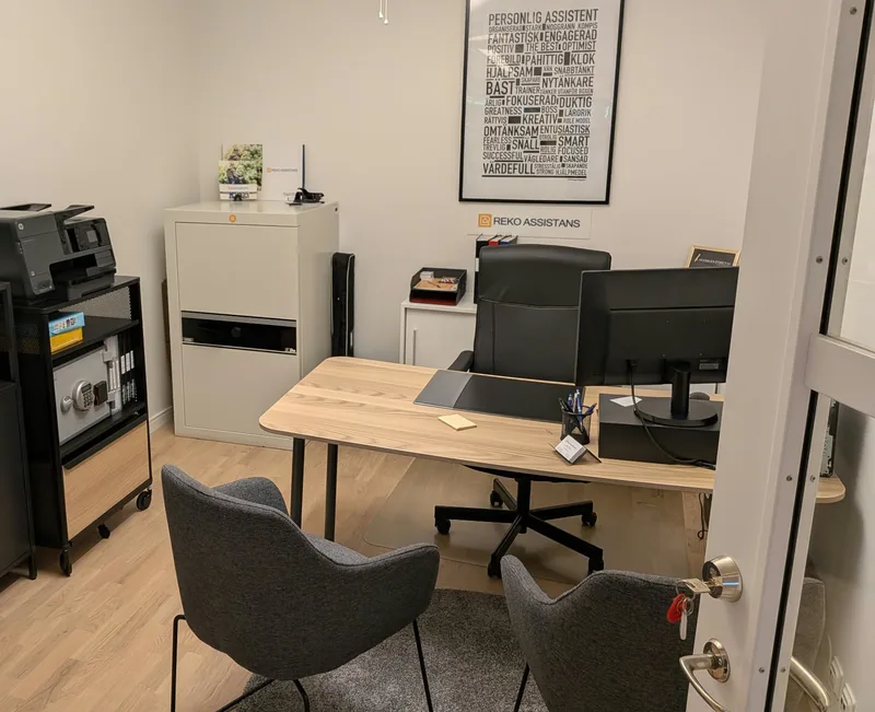 Kontorsrum hos Reko Assistans i Malmö med skrivbord och två besöksstolar.